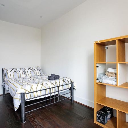 Entire Luxurious Flat Sleeps 4 Persons Apartment Londra Exterior foto
